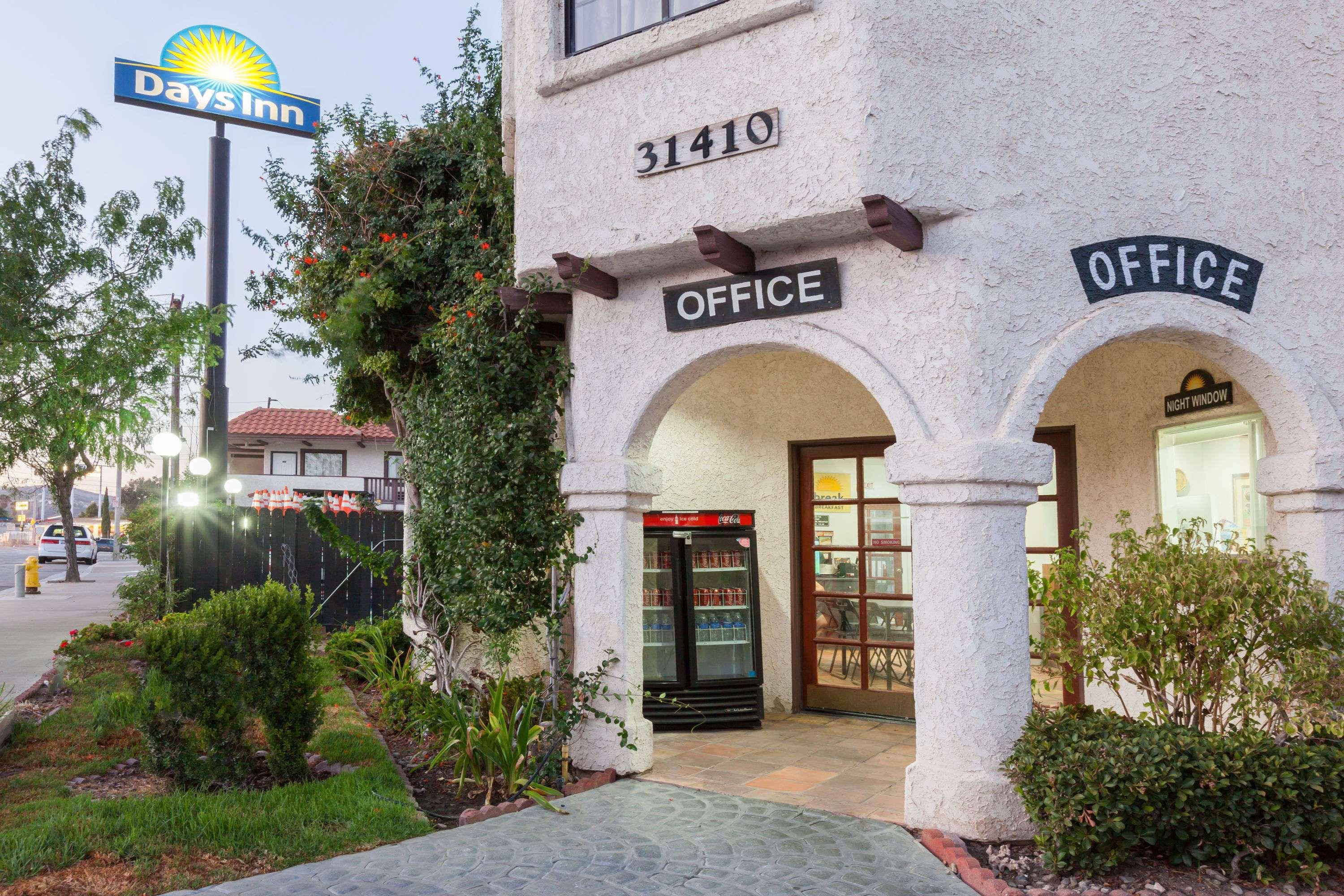 Days Inn By Wyndham Castaic Six Flags Magic Mountain Exterior photo