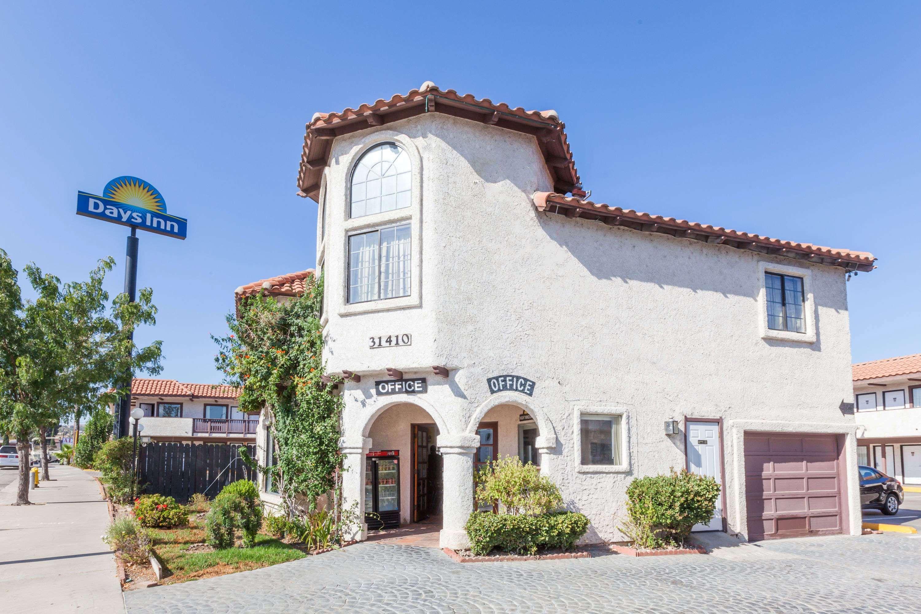 Days Inn By Wyndham Castaic Six Flags Magic Mountain Exterior photo